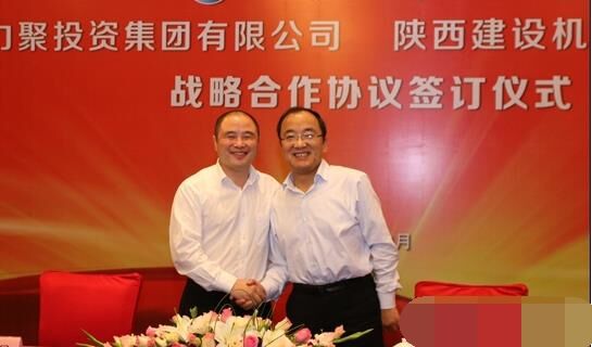 近日，陜建機(jī)械與安徽力聚簽訂戰(zhàn)略合作協(xié)議，陜建機(jī)械董事長楊宏軍，副總經(jīng)理、營銷總監(jiān)賀衛(wèi)東，安徽力聚投資集團(tuán)董事長宋執(zhí)壽，黨支部書記陳邦勤以及安徽潤路公司總經(jīng)理杜永龍等單位領(lǐng)導(dǎo)出席了會議